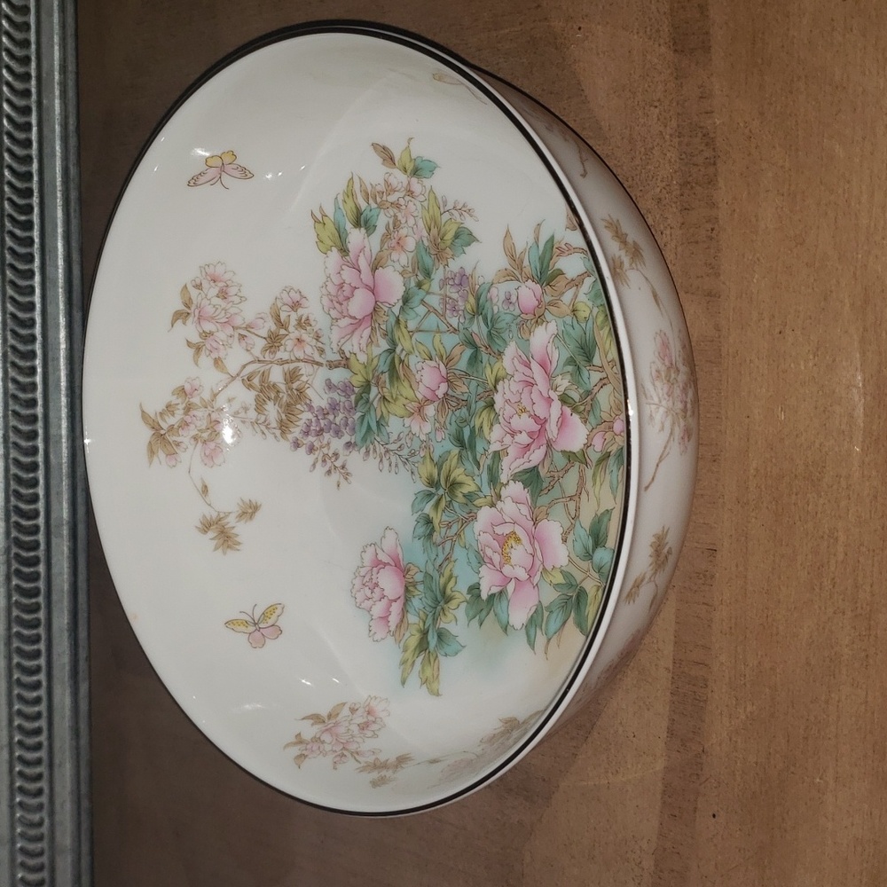 Beautiful Vintage Shibata Japanese Porcelain Floral Bowl. W. Gold Trim
